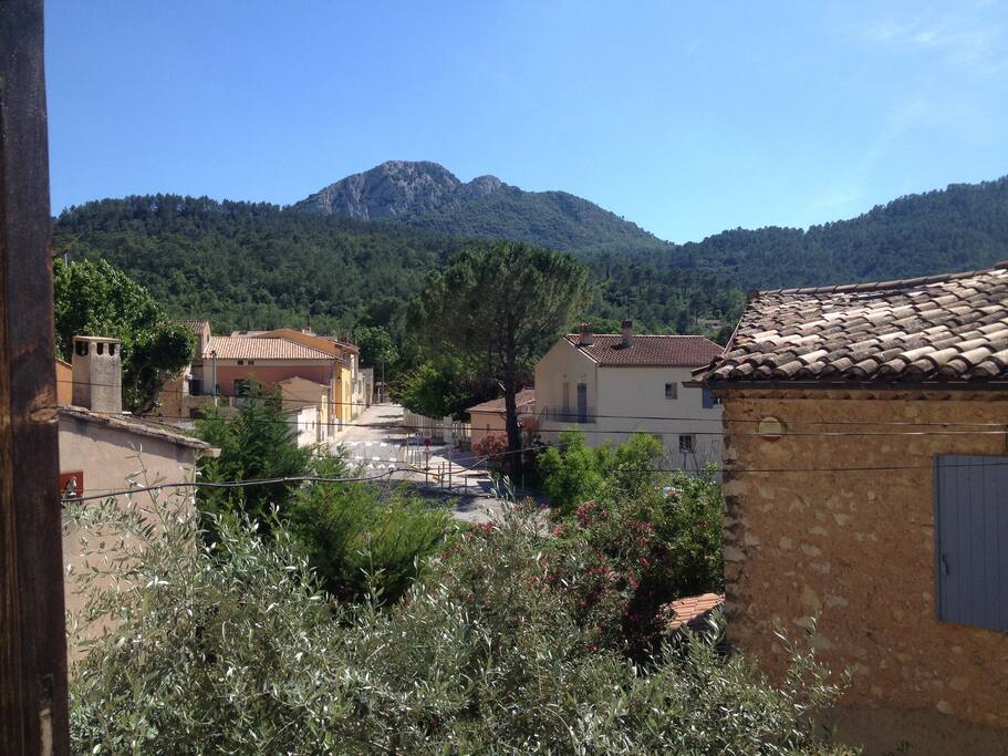Vue depuis la fenêtre sur le village