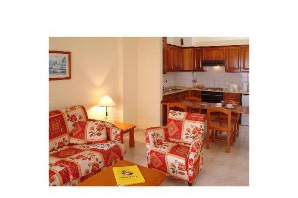 Los apartamentos del Blue Sea Callao Garden disponen de balcón, zona de salón con TV vía satélite, caja fuerte, sofá cama y zona de cocina con nevera y cafetera.