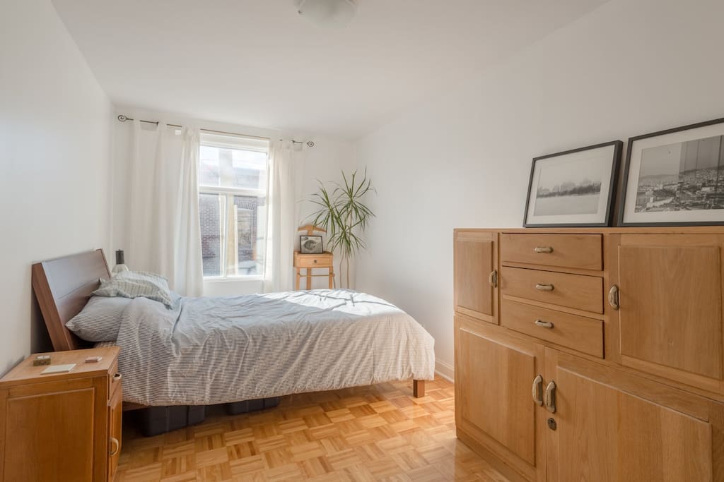 Main bedroom / Chambre à coucher principale