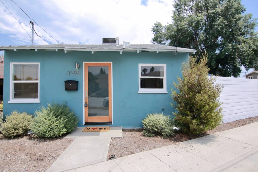 Welcome home! Lovely separate house within walking distance to Glendale Blvd shops and restaurants!