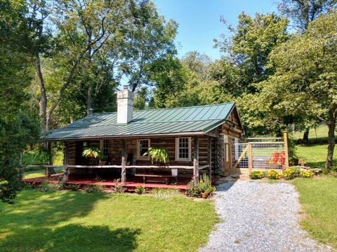 Vintage Riverfront Log Cabin “Emma” w/hot tub