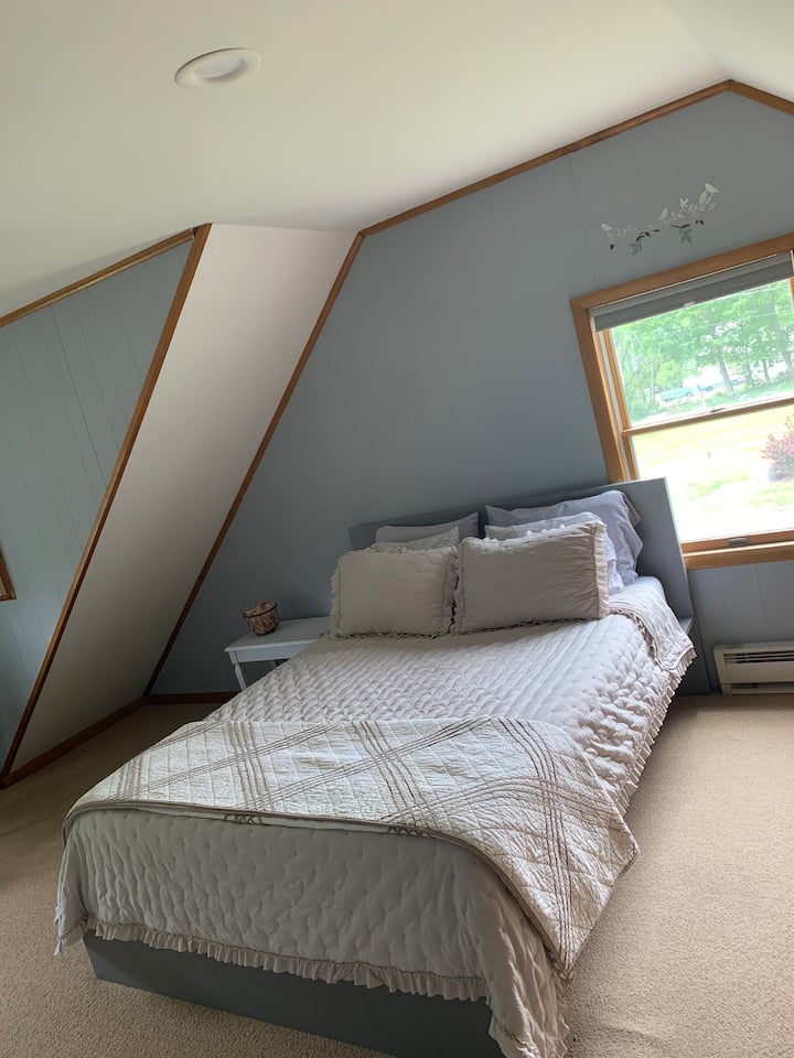 Მთავარი საძინებელი, საწოლი Queen და სამუშაო სადგური. 