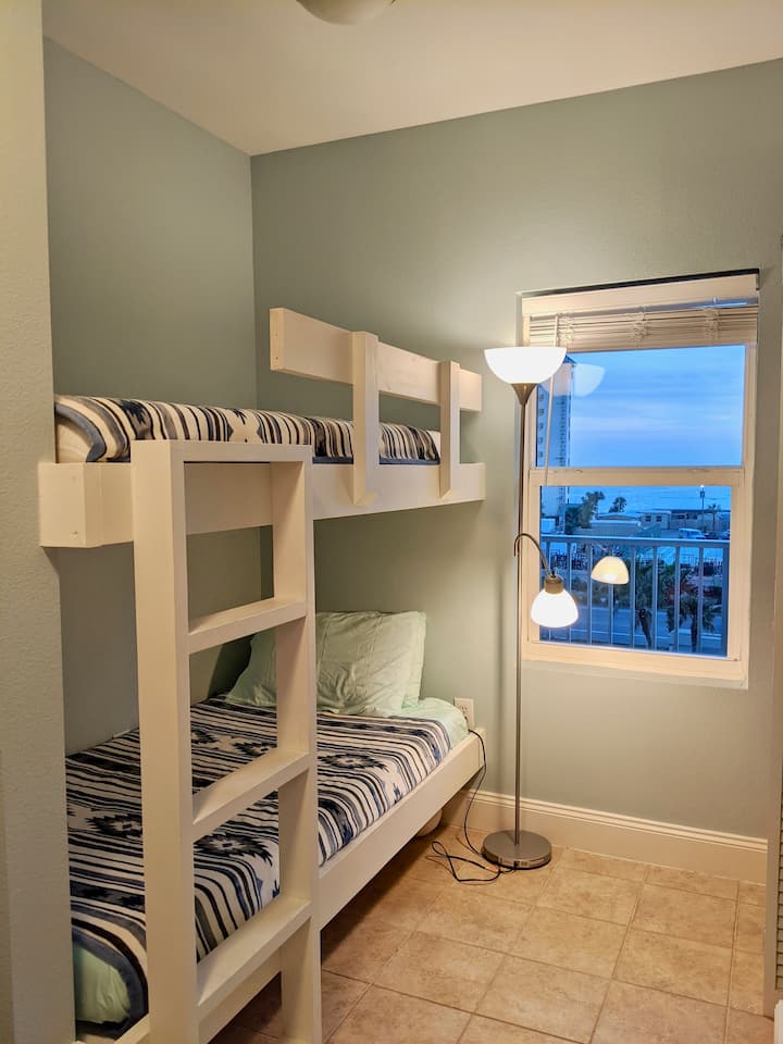 可欣赏海湾美景的双层床房