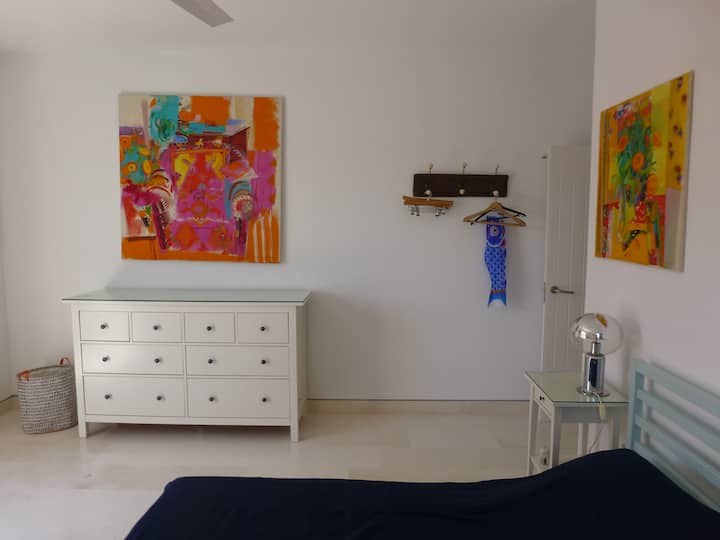 ห้องนอนเตียงใหญ่ 2 ห้องอยู่ที่ชั้นล่าง