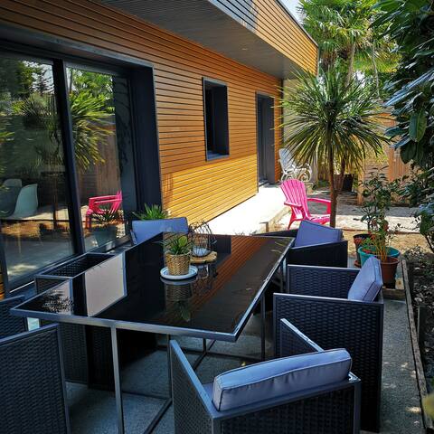 Chambre et salle d'eau privative dans maison bois