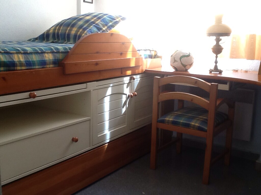 Dhomë gjumi me 2 krevate me 90 ventilator në tavan. 