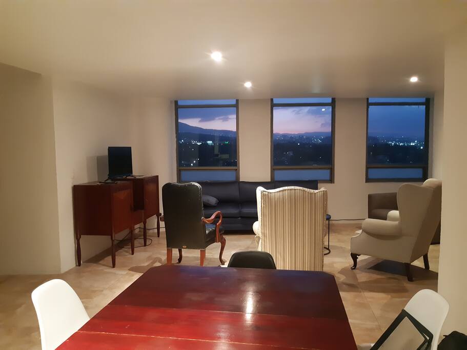 COMEDOR Y SALA AL FONDO