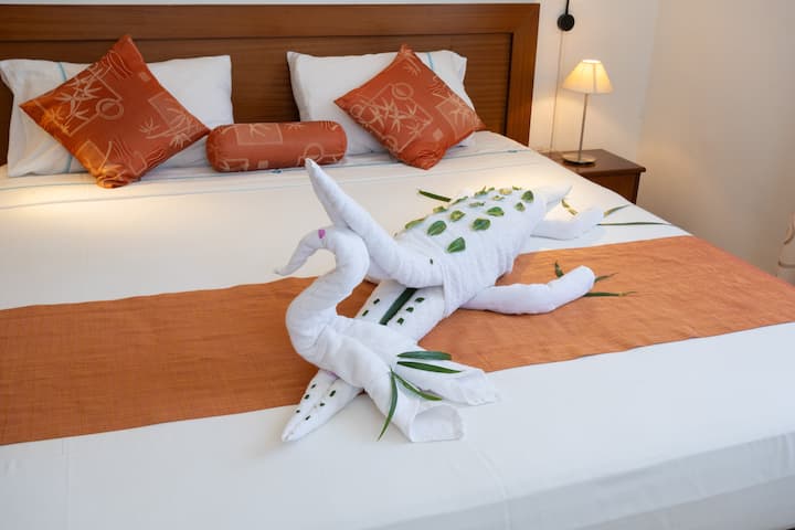 Dormitorio principal con cama superking y baño privado
