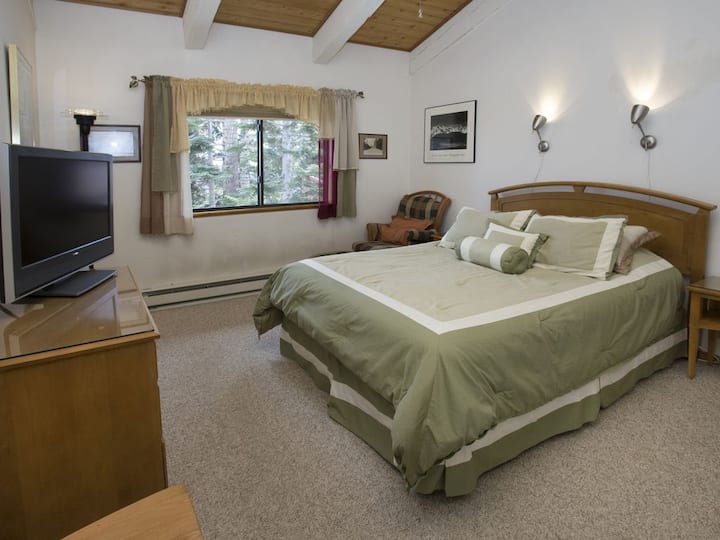 ห้องนอนควีนไซส์นี้ได้รับการออกแบบมาเพื่อการพักผ่อนที่ดี หน้าต่างบานใหญ่ส่องเข้ามาในที่พักด้วยแสงธรรมชาติให้วิวที่เงียบสงบ ผ่อนคลายไปกับรายการโปรดทางทีวีหรือนอนเอกเขนกบนเก้าอี้นั่งสบายๆพร้อมหนังสือสำหรับการพักผ่อนอย่างสงบ