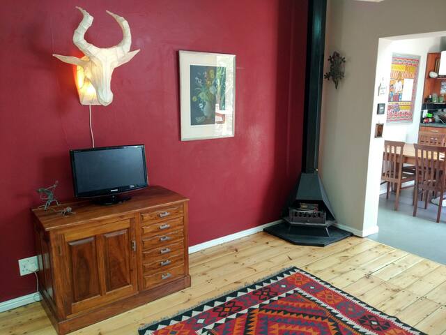 Sunny & spacious home in hip neighborhood gallery image 4