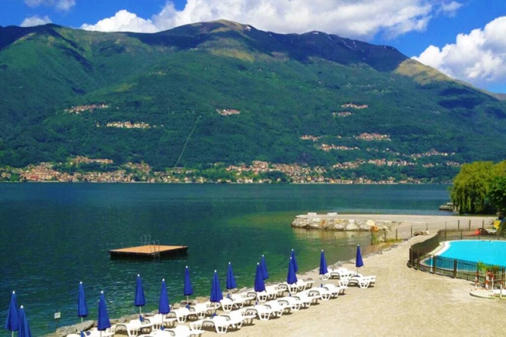 The house is located 100 meters from the lake, lido with swimming pool, beach, all services within walking distance, no need for cars all within walking distance