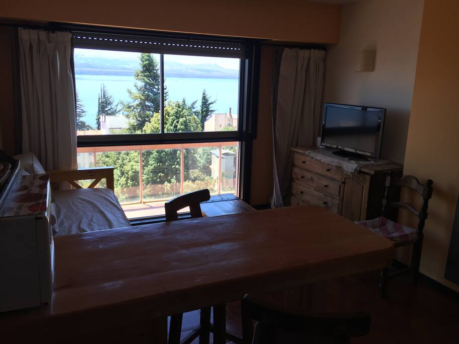 Living con TVC y vista al lago