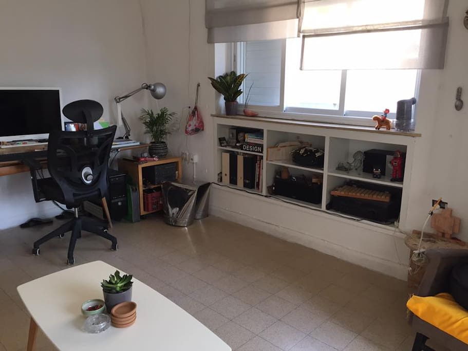 Big working space including super fast WiFi, big screen and great speakers. Air conditioner and a ceiling fan.