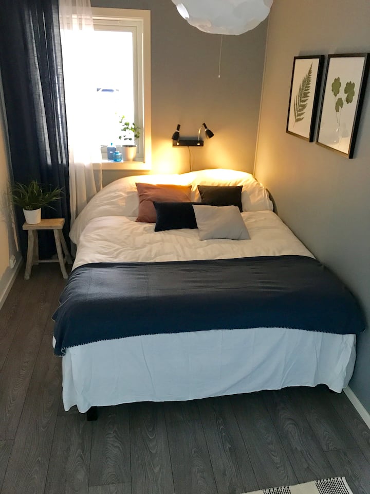 Dormitorio con cama queen size