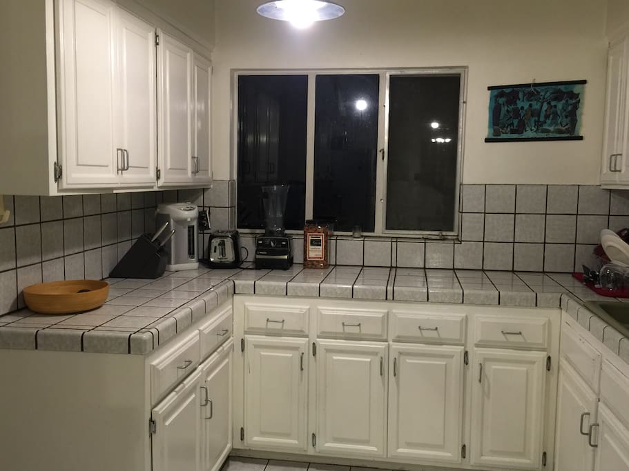 Fully stocked kitchen (w/supplies for cooking/eating). You will have full use of the kitchen. Tea provided. Light snacks provided upon arrival.