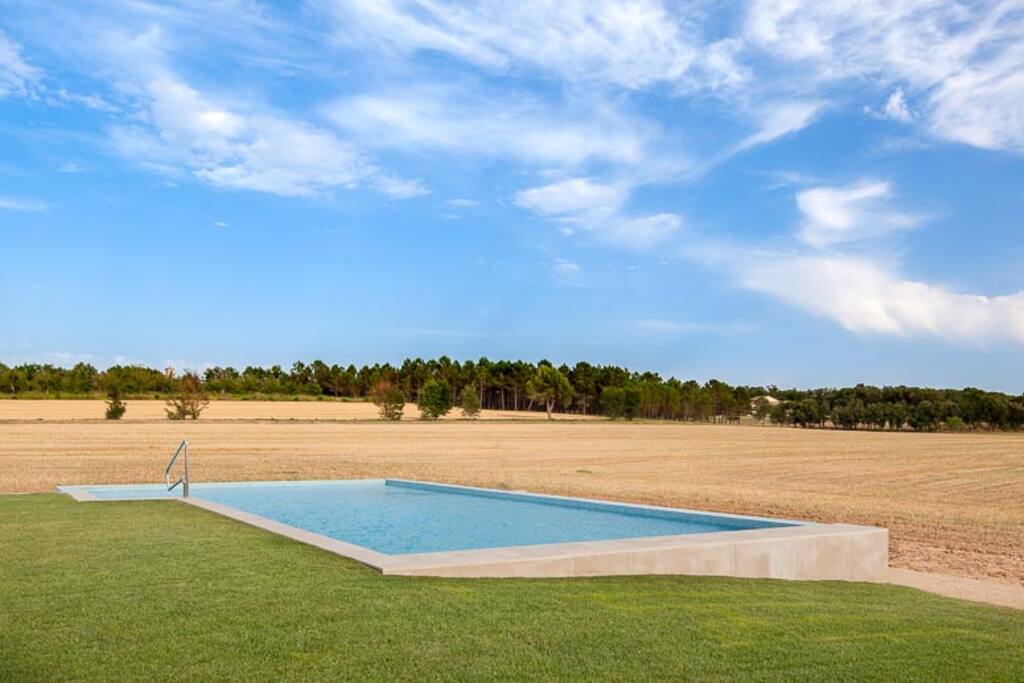 La piscina con vistas al campo