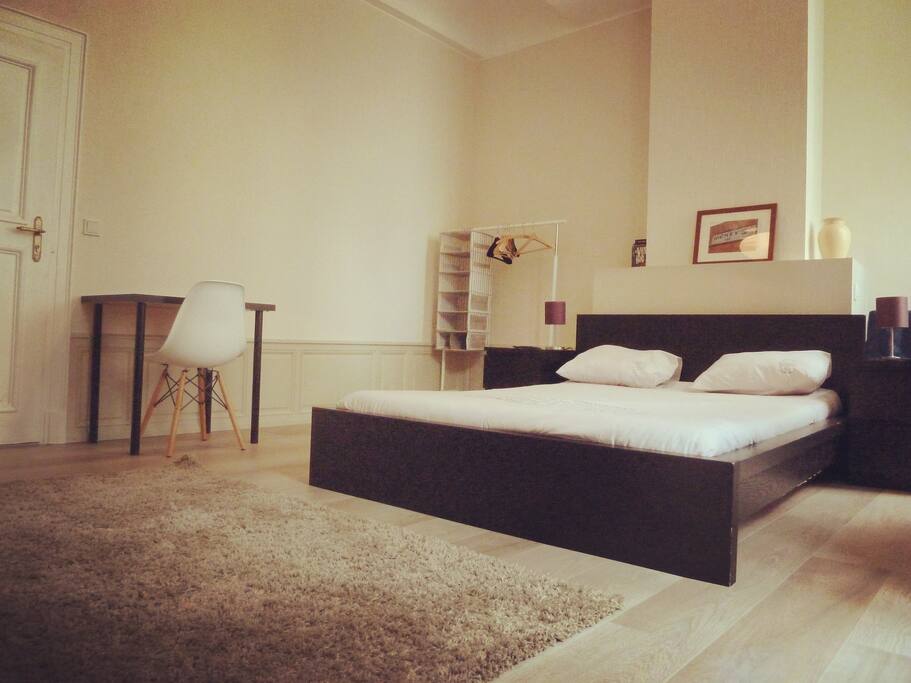 Bedroom N°1
(TV Screen + Netflix on Apple TV)