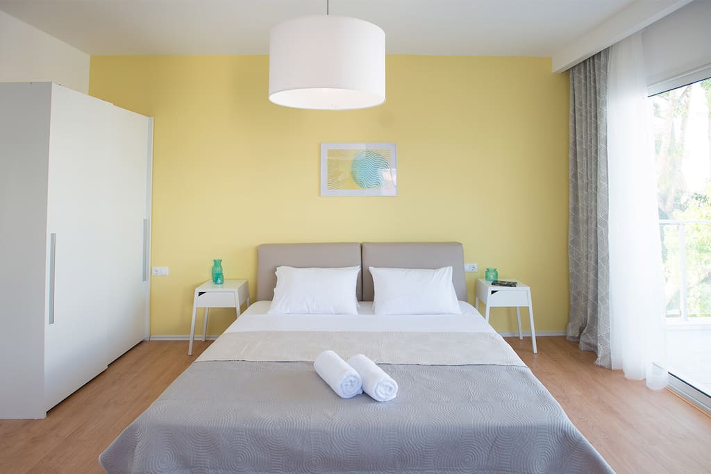Anatomic king size bed