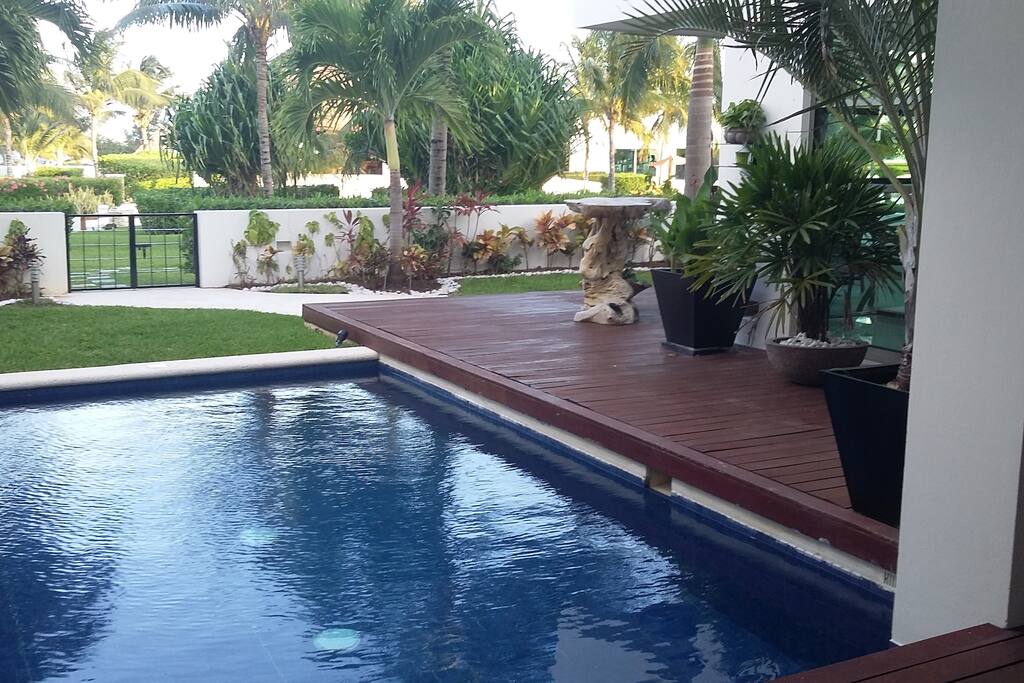 Alberca con jardin