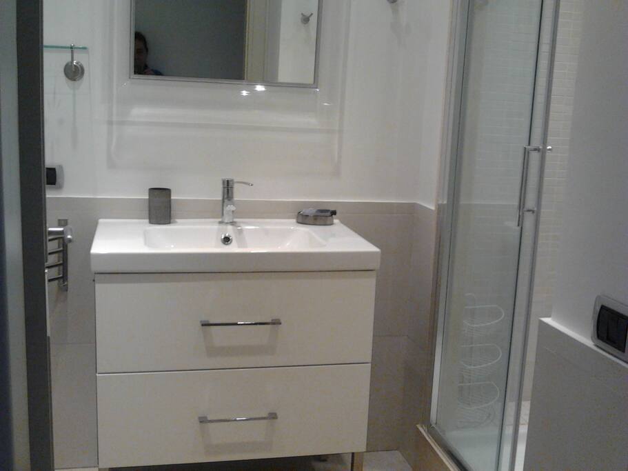 Bagno con ampia doccia, bidet e lavatrice