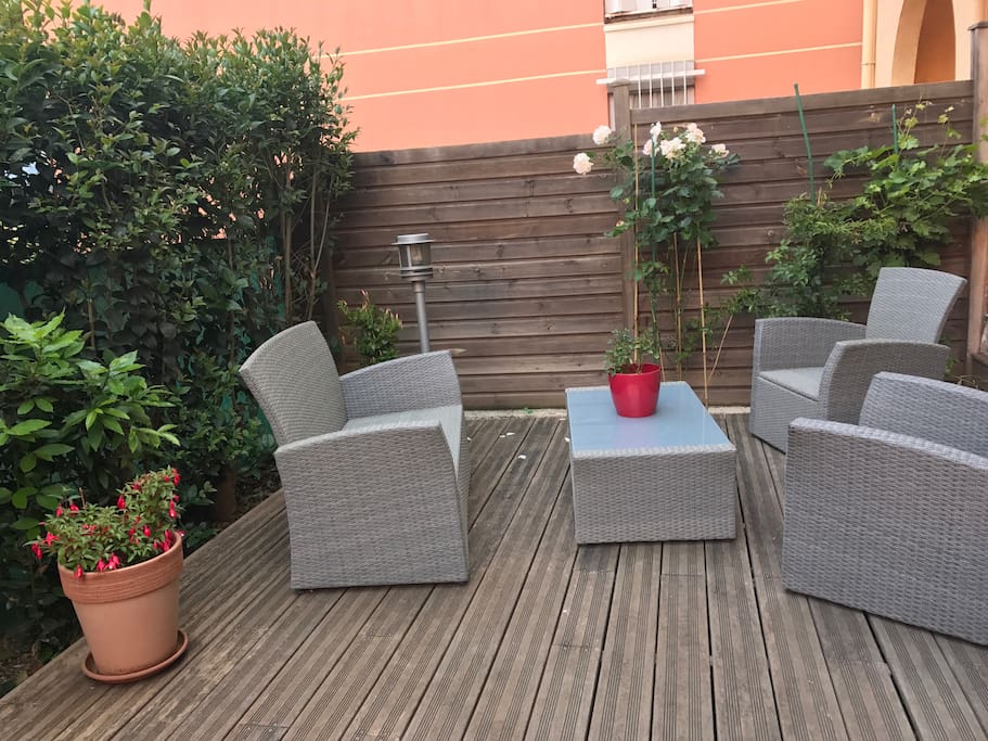 Une agréable terrasse avec salon de jardin. Des jeux pour enfants (1-2ans) sont à disposition, comme un mini toboggan transformable en petit panier de basket, et une dînette.