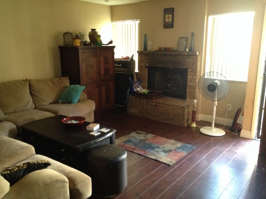 Wood floors, fireplace, large TV. Comfy