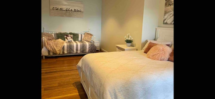 Furahia mandhari ya ziwa la asubuhi kutoka kwenye kitanda hiki cha kifahari cha ukubwa wa malkia