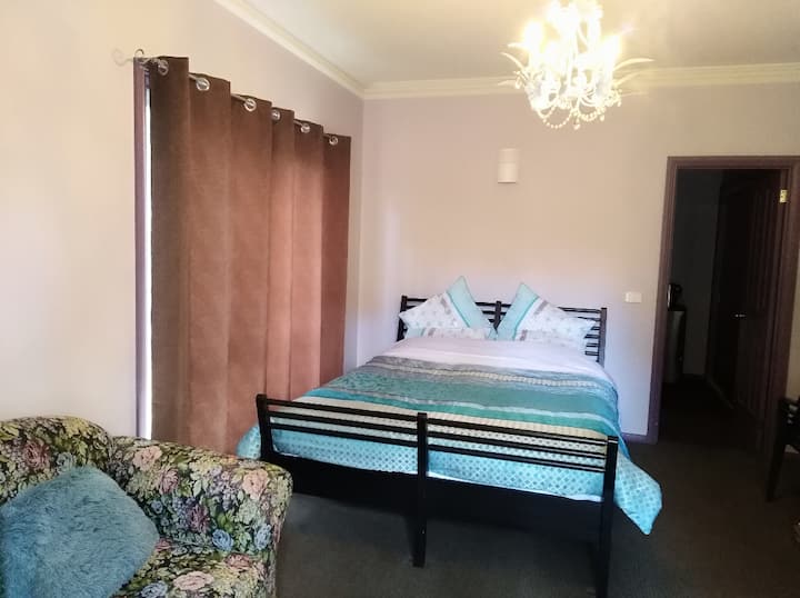 宽敞的主卧配有水疗套房。