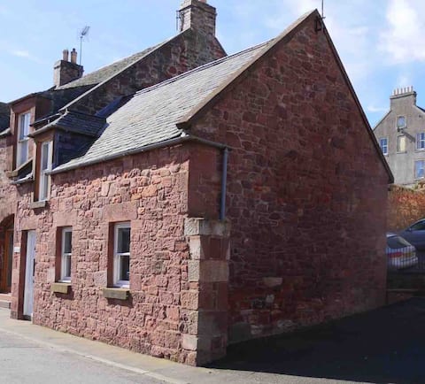 Traditional 2 bedroom cottage, sea view & parking