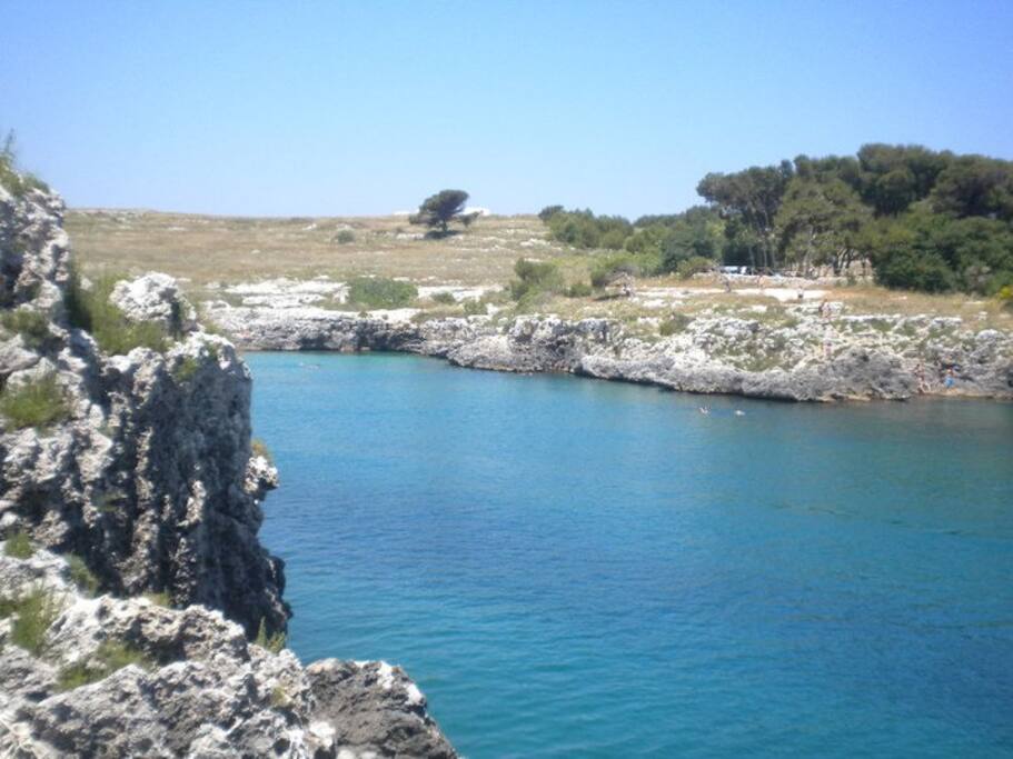 vicina baia di Porto Badisco con spiaggia libera e scogliera