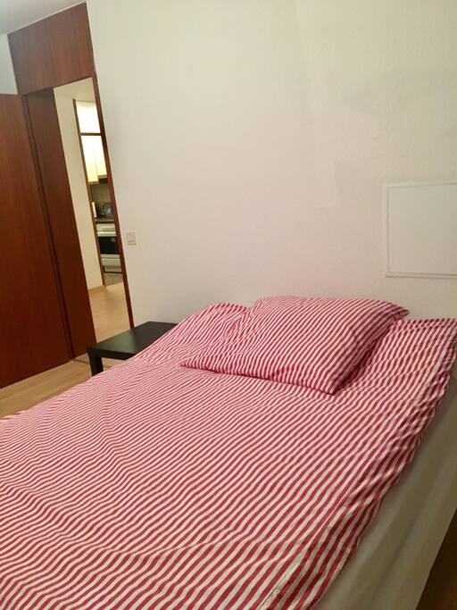 La cama es matriomonial y para dos personas.