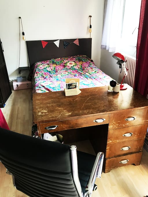 coin nuit avec bureau
sleeping area with writing desk
