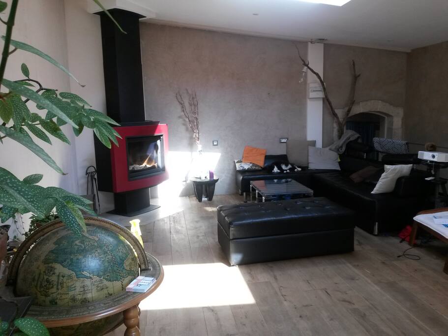 Le salon, grand, lumineux, et frais en été, il est parfait pour bouquiner, faire une soirée jeu ou film.