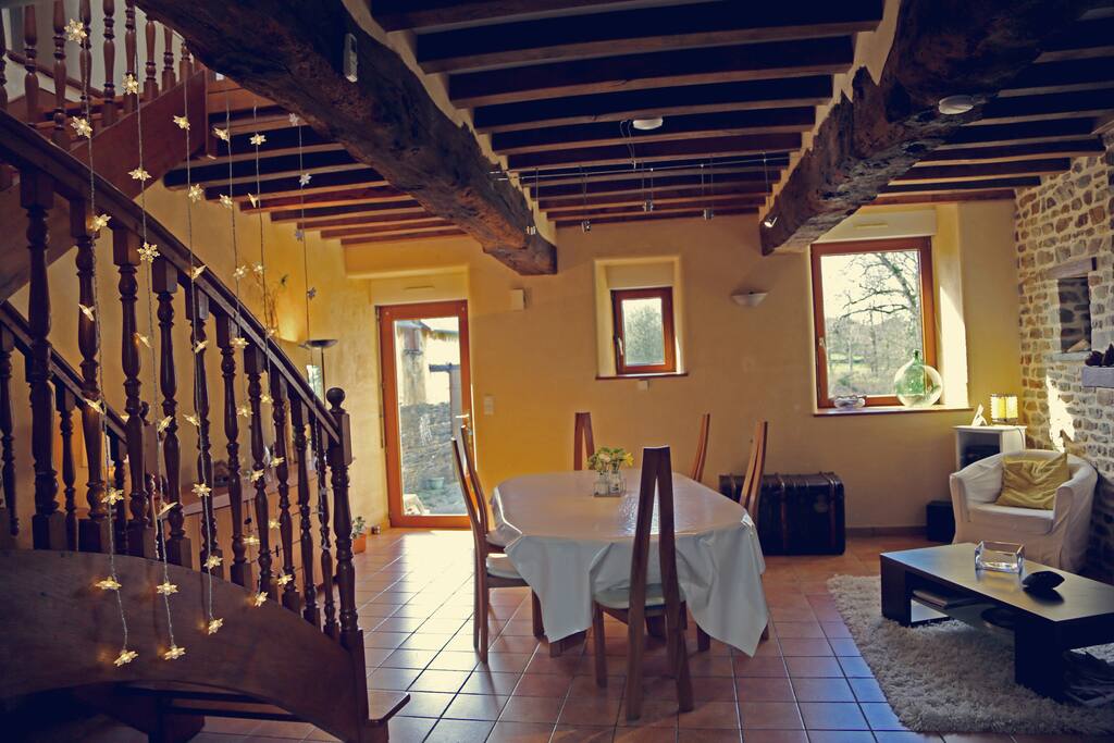 Salon avec poutres apparentes - style longère