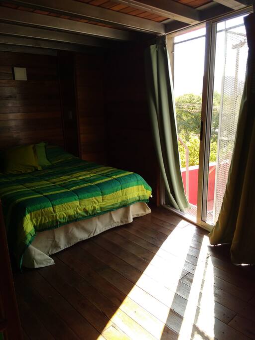 Cama matrimonial con salida a la terraza