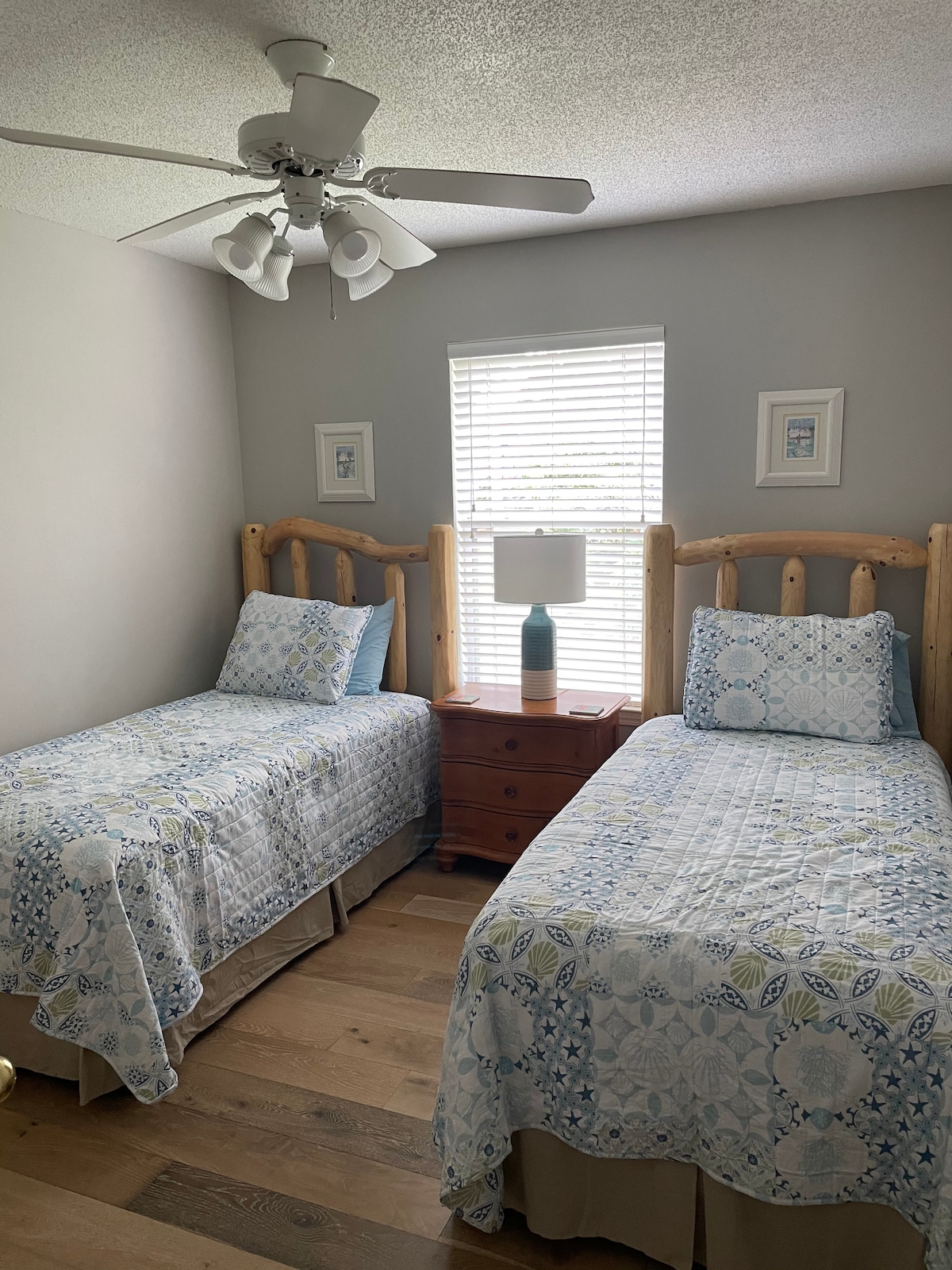 غرفتا نوم صغيرتان. 