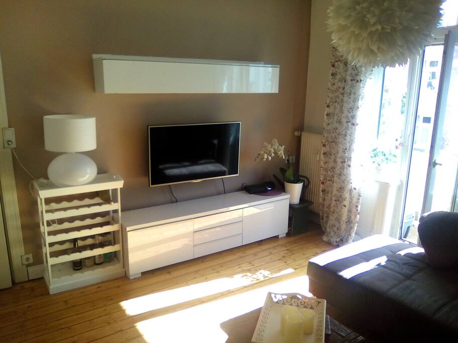 Sideboard mit TV und WLAN Router