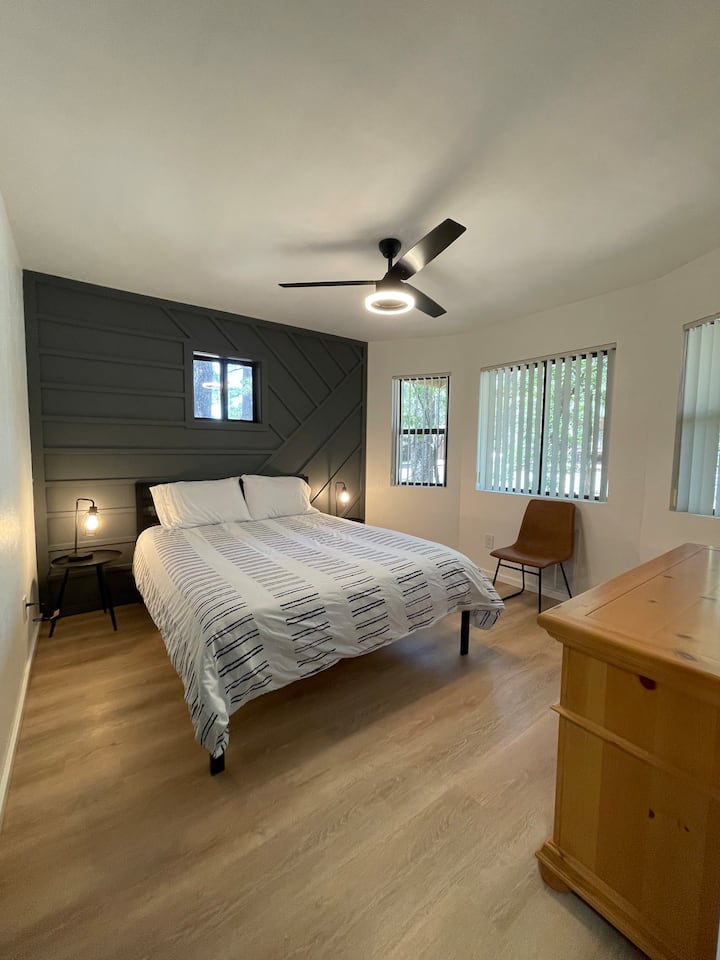 غرفة النوم الأساسية
سرير كوين