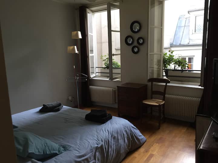 Спалня1, главен етаж, вътрешен двор, суперголямо двойно легло
