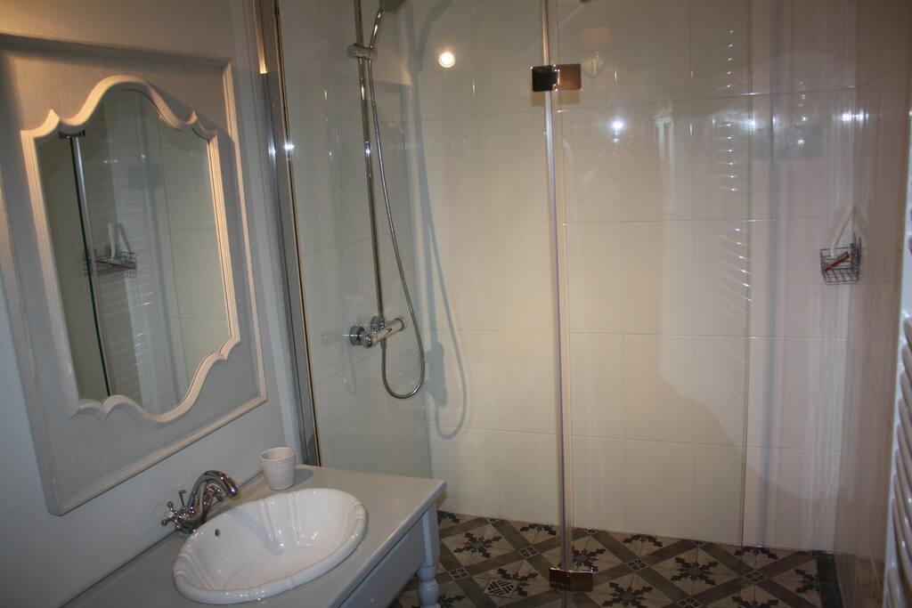 Salle de bain avec douche à l'italienne