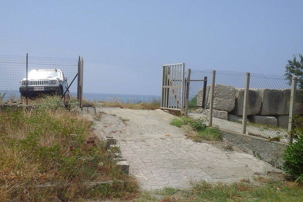Ingresso alla spiaggia dal cortile
