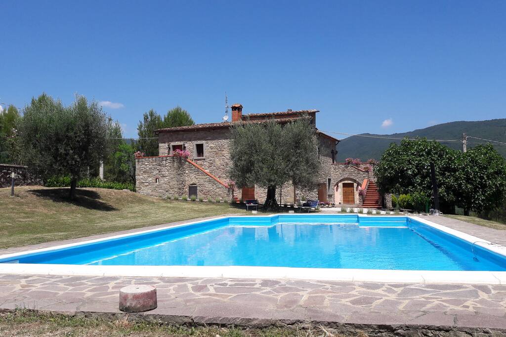 il grande casale con la piscina ad uso esclusivo dei nostri opsiti