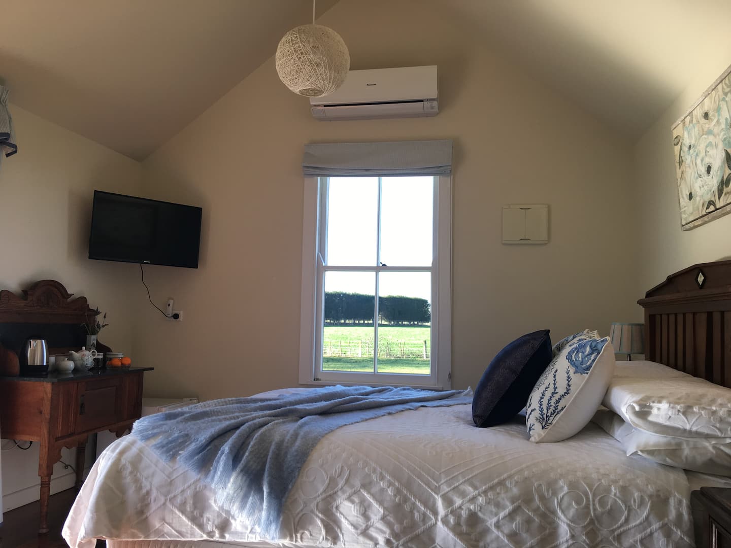 Rosser Retreat
Garden, Animals, E-bikes, Wineries 3
