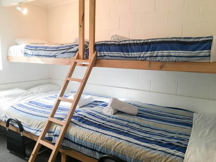 Удобни двойни легла, всяко с единично легло отгоре 