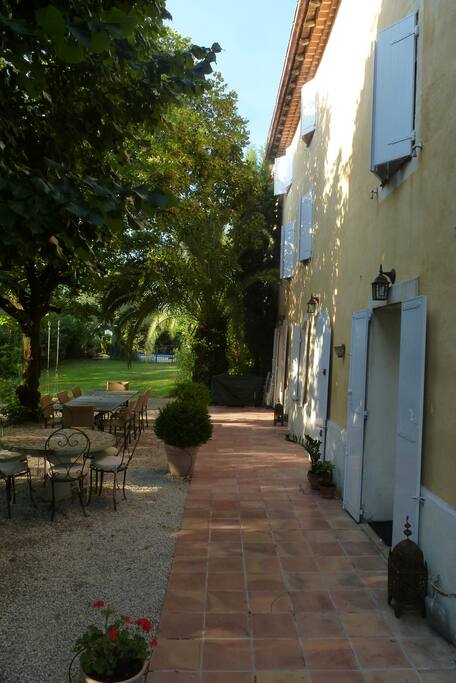 Façade de la maison, avec sa frise et son toit en génoise