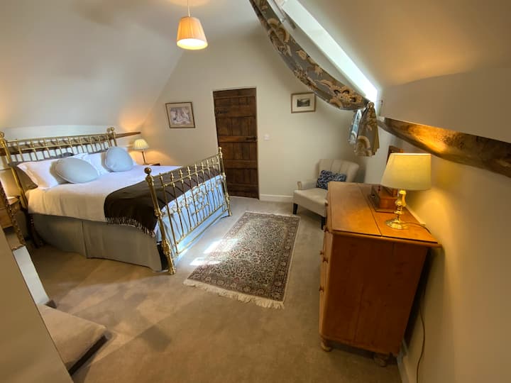 Treća spavaća soba (bračni krevet) sa spojenom kupaonicom. Vrata vode do četvrte spavaće sobe (s bračnim krevetom) i stepenicama prema dolje.