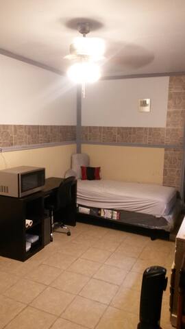 Private clean bathroom bed wifi hot shower