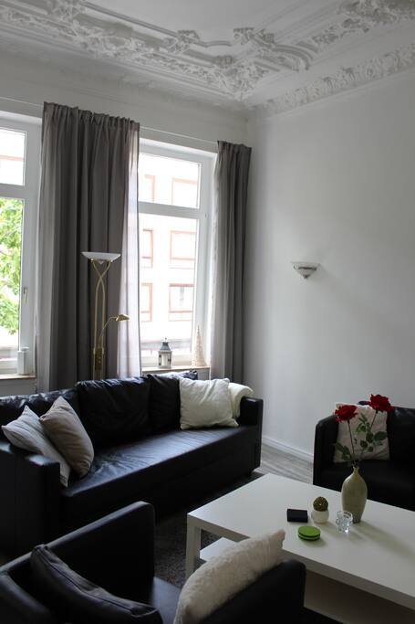 Wohnzimmer mit herrschaftlichen Stuckdecken