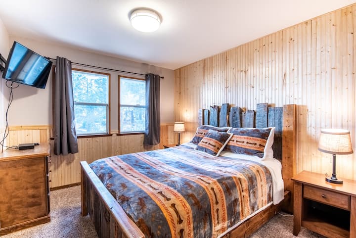 5号卧室，配备全新的谷仓木床。 全新床上用品和床单（ 2019年11月） -图片更新：此卧室不提供电视。