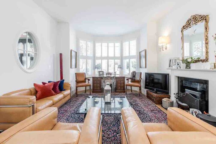 Gorgeous 5 Bedroom Family Home, Richmond /Garden gallery image 2